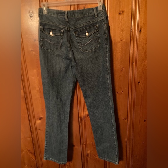 Size 10 Women’s Gloria Vanderbilt jeans with buttons on the 2 back pockets - Picture 2 of 5